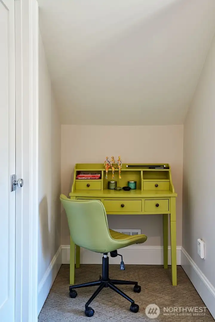 Reading nook in bedroom 4
