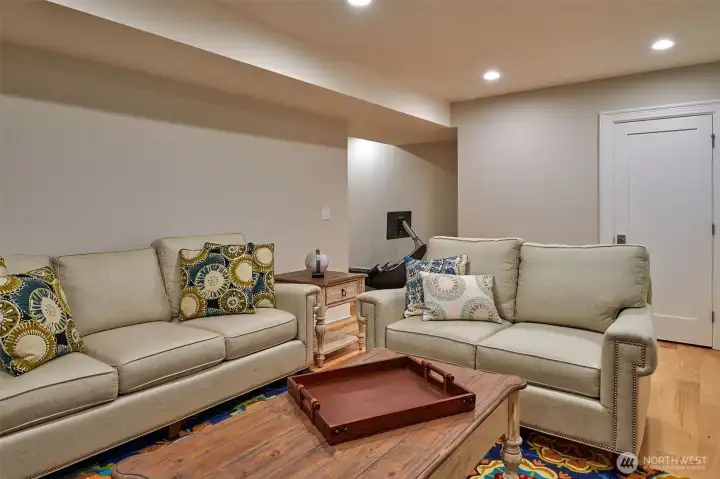 Bonus Room/ Home Office/ or 5th Bedroom