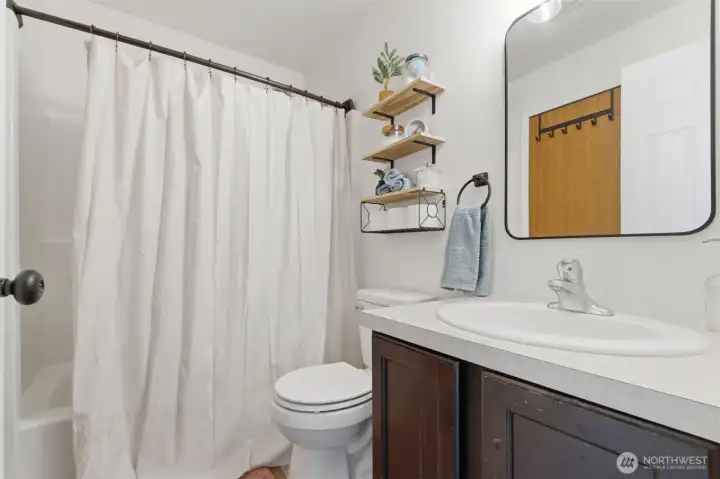 Upstairs Full Bathroom