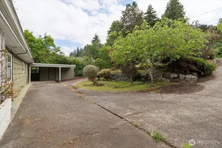 Lots of parking: carport and circular driveway and entra parking up top as well!
