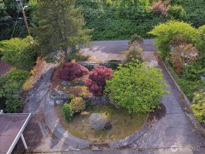 Nice driveway and parking.
