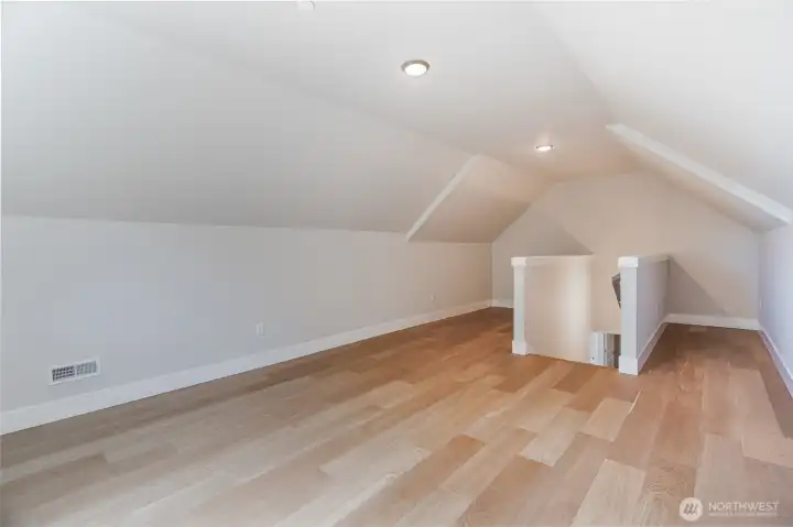 Large upper floor bonus room!