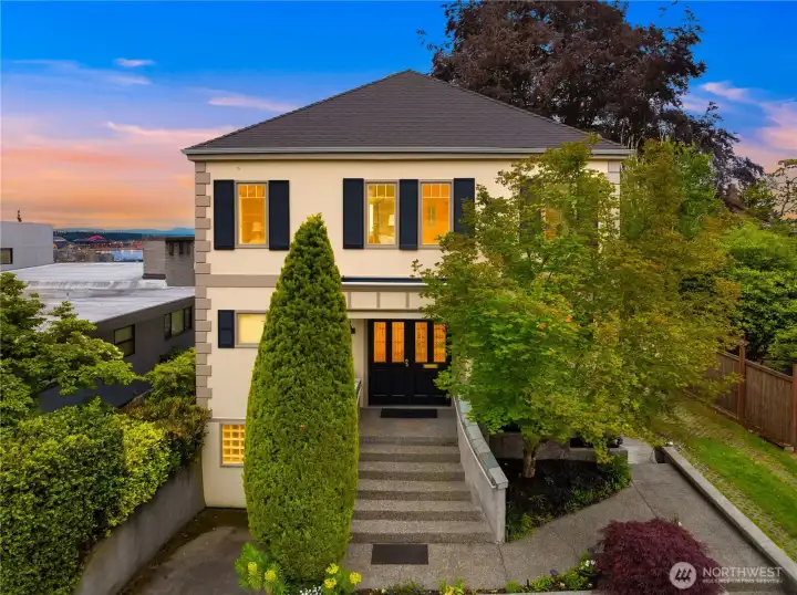 Boutique building shared with just two condominiums. Boutique building shared with just two condominiums.