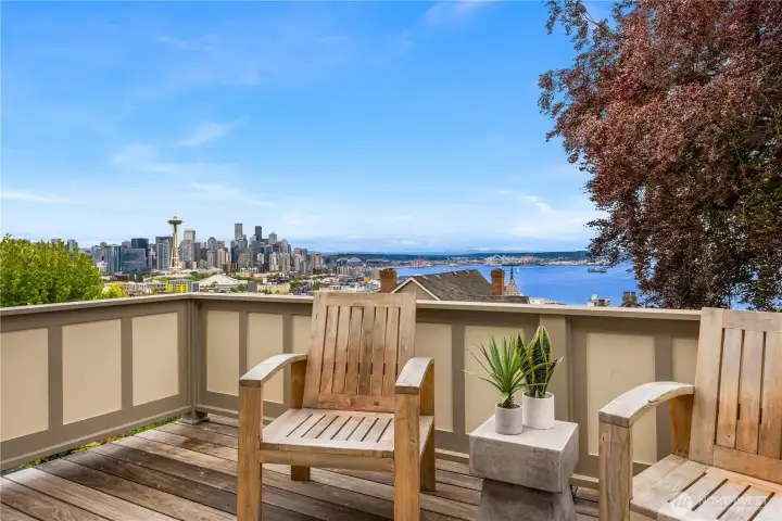 Large view deck off the dining room/kitchen. Perfect for outdoor entertaining! Large view deck off the dining room/kitchen. Perfect for outdoor entertaining!