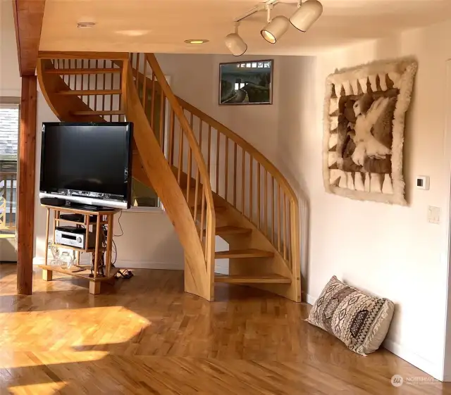 Beautiful wood stair case to loft and Bedrooms