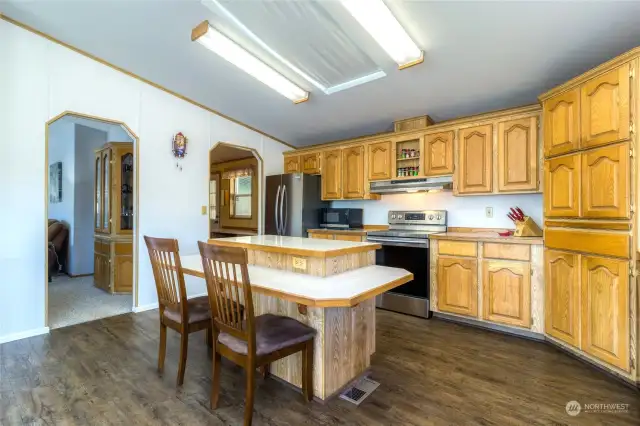 Eat-in kitchen with newer appliances
