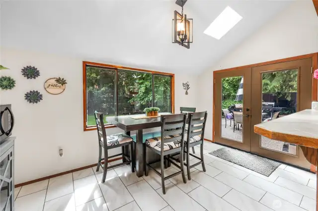 Dining Area – Opens to backyard—perfect for meals with a view or indoor/outdoor entertaining.