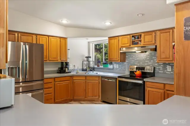 Kitchen and all appliances stay