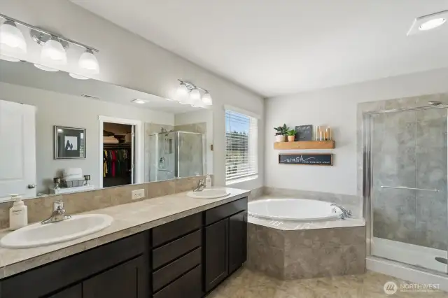 Main Bed bathroom