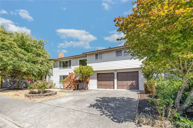 Great property nestled between Woodmont & Redondo Beaches in sought after Des Moines!