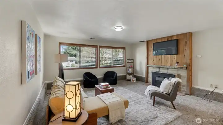 Downstairs living area with gas fireplace, perfect to entertaining or watching the game!