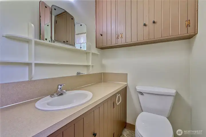3/4 bath off of the utillity room