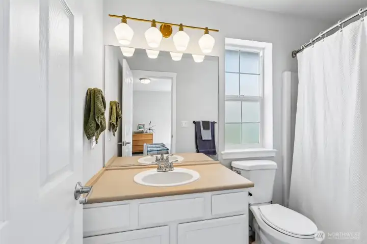 Primary en suite bathroom
