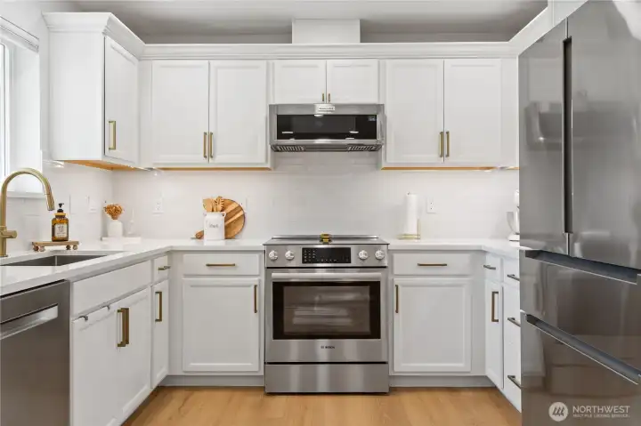 Bright kitchen with Modern finishes Bright kitchen with Modern finishes