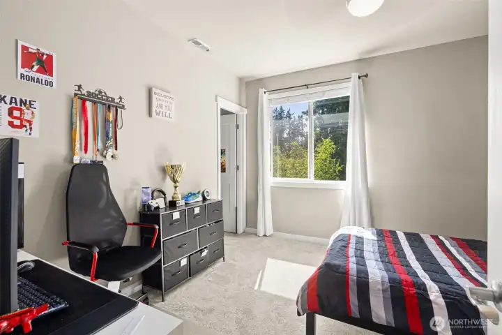 Bedroom w/walk in closet