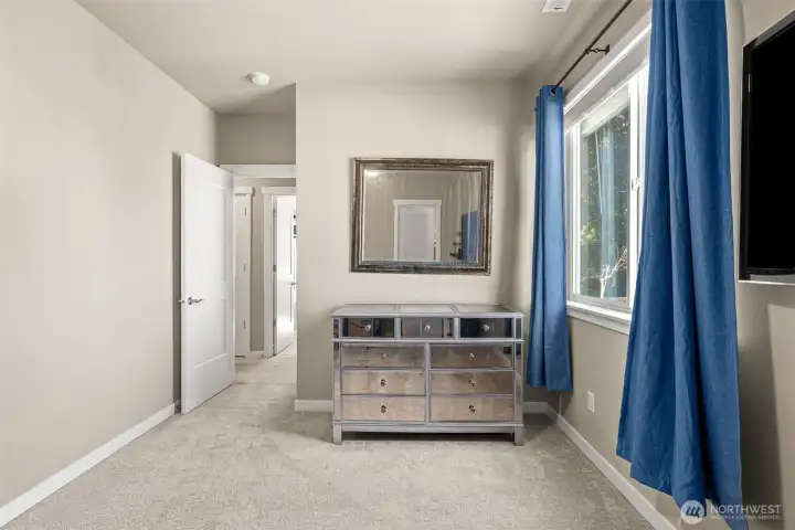 Bedroom w/walk in closet