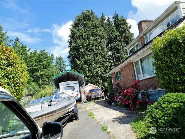 Driveway leading to the backyard.