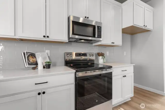 Photographs are for illustrative purposes only. Features, finishes, interior/exterior colors, landscaping and floorplan shown may vary from actual homes built.