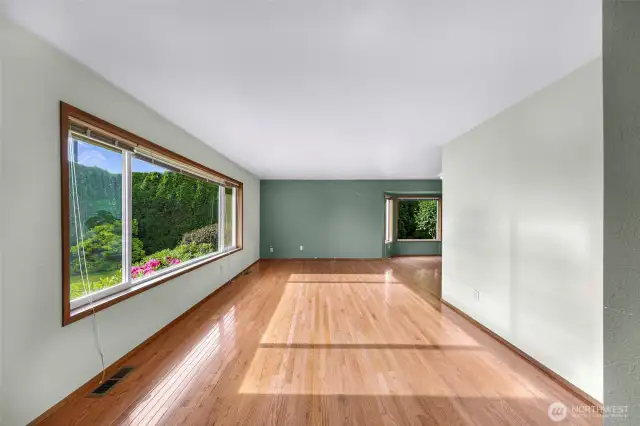 Sunny large front living rm