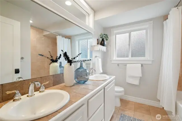 Double sink primary bath