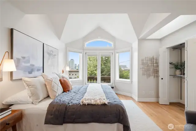 Vaulted ceilings/bay windows in the primary