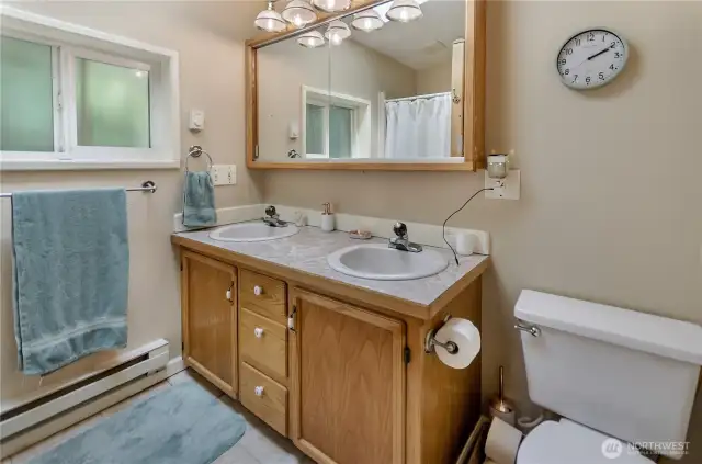 Primary suite's 3/4 bath