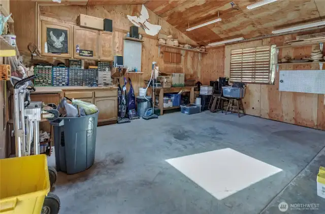 924 sqft 2-car garage extends into a shop!