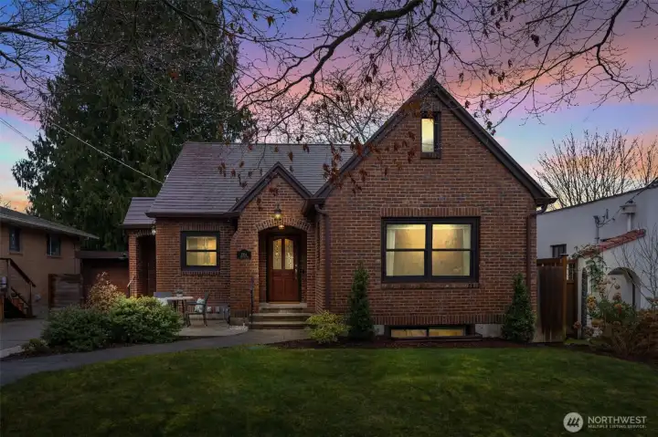 Welcome to 2351 47th Ave SW