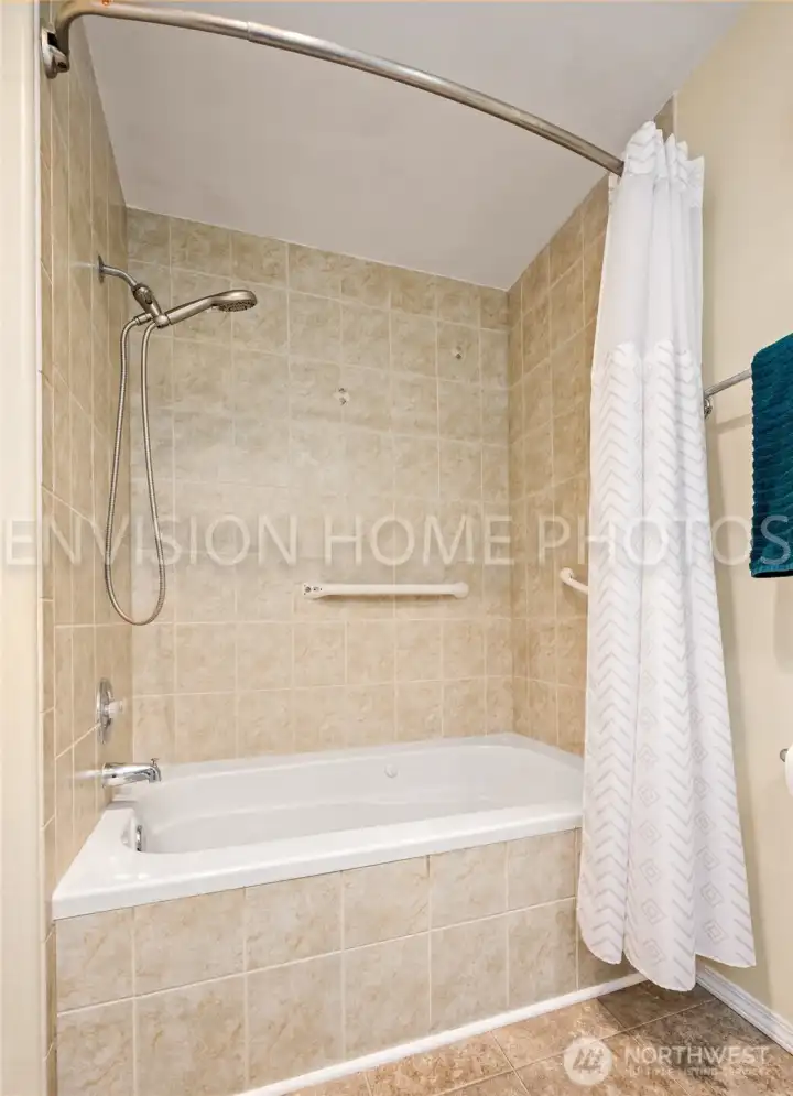 Amazing deep jetted tub to relax after a nice day outside!