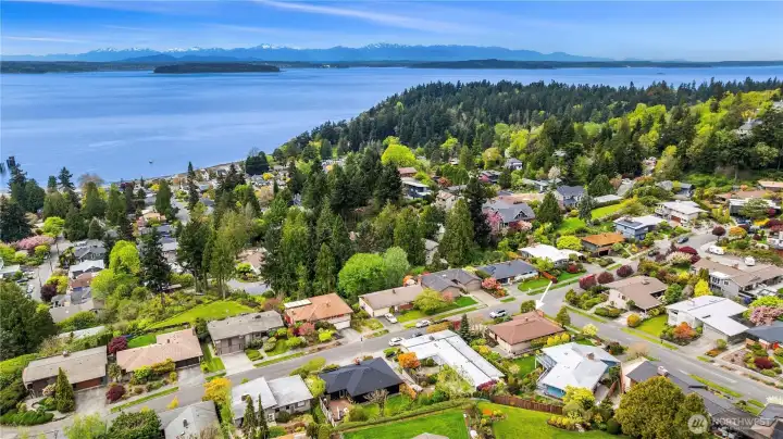 Just a quick walk down the hill to Lincoln Park, Endolyne Joe's and Wildwood Market.