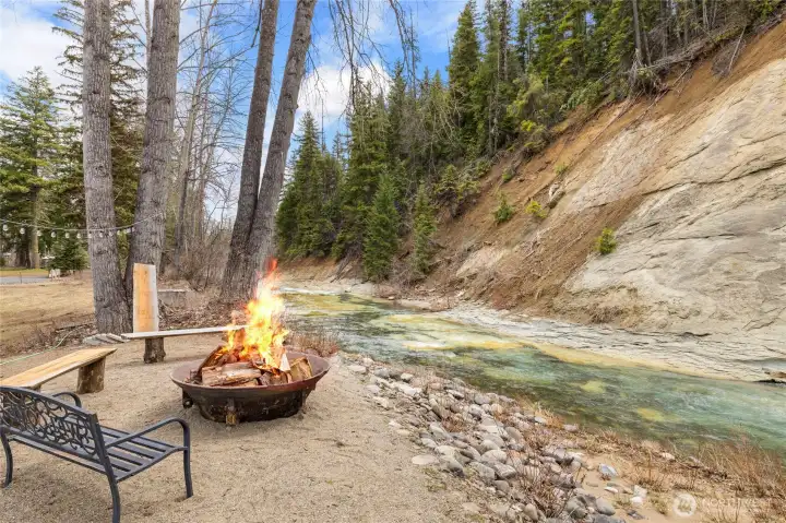 Imagine ending the day beside the river with the sound of flowing water as your backdrop. Imagine ending the day beside the river with the sound of flowing water as your backdrop.