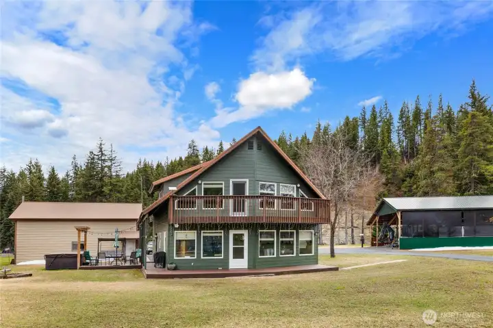An inviting setting designed to enjoy every season in the Teanaway Valley. An inviting setting designed to enjoy every season in the Teanaway Valley.