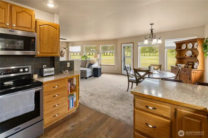 The kitchen remains connected to both the living spaces and the views beyond. The kitchen remains connected to both the living spaces and the views beyond.
