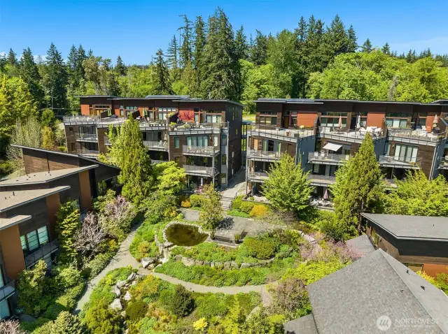 Welcome to beautiful Vineyard Land Condominiums, a community unparalleled in so many ways – with award-winning construction, stunning landscaping, and the feel of a secluded enclave despite easy proximity to the ferry and all Winslow’s amenities.