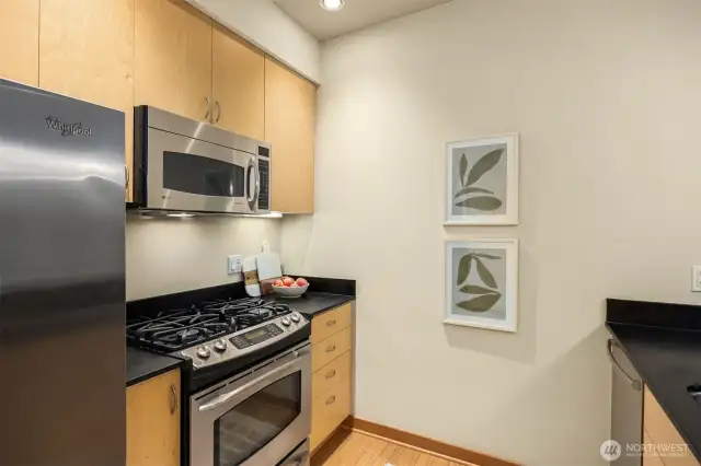 The treat of a propane cooktop is a rarity in Bainbridge Island condominiums. Such a treat for the home chef!