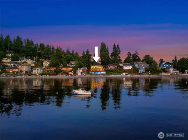 Welcome to the very heart of Three Tree Point with this glorious Puget Sound property. Let's explore it together.