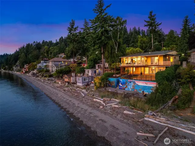 The home was built along one of the very best stretches of sandy beaches on Puget Sound. At low tide, one can take a stroll, fish from your own shore, launch boat, paddle board, kitesurf... or simply gaze at the big Blue with your toes in the sand.