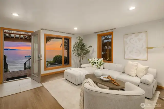 This level enjoys stunning vistas of the water and offers a direct access to the beach.