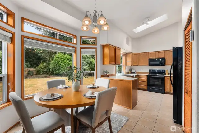 dining nook / kitchen