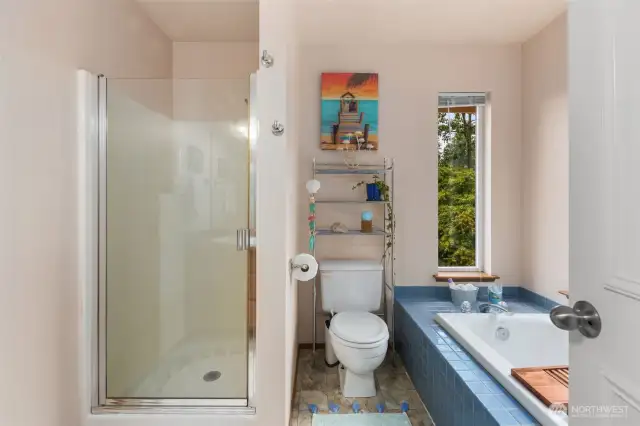 en-suite bath with soaking tub
