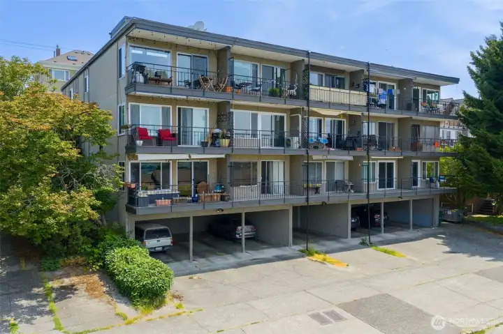 Built in 1969, Green West is a hop, skip or jump from Phinney Ridge, Fremont, Ballard, Wallingford, Green Lake, Woodlawn Park and so much more!