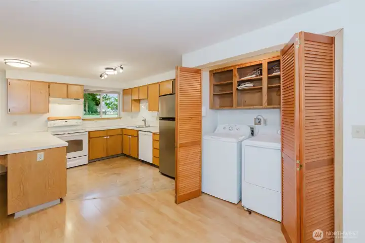 All appliances stay, including the washer/dryer