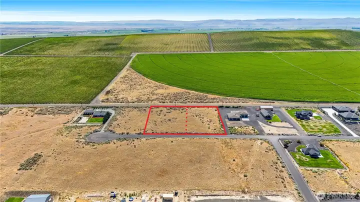 Expansive 1.17± acre homesite overlooking the Potholes Reservoir