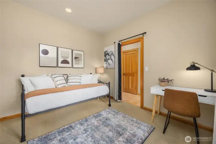 Versitile flex room - sleeping area for guests