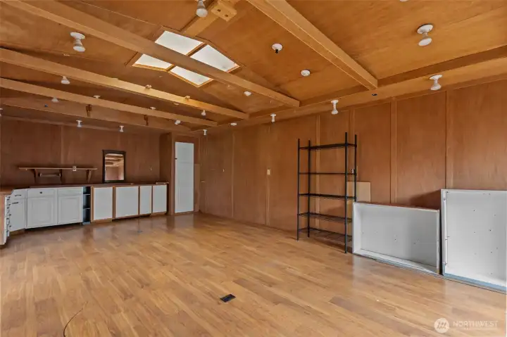 Creative zone: shop, gym, music/art studio, cottage, rental income!