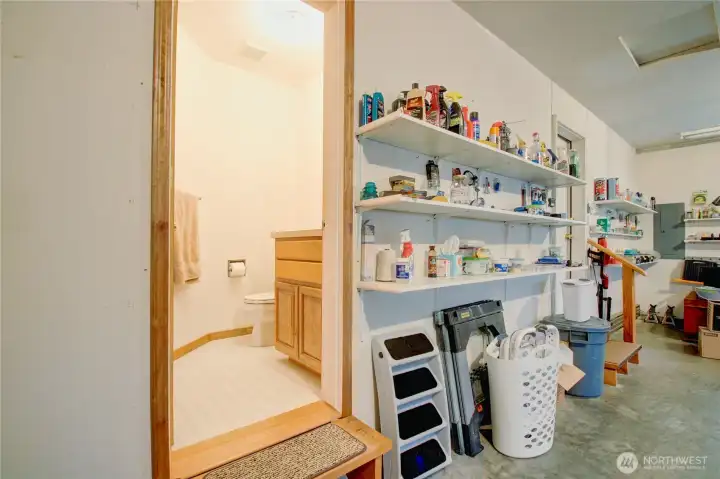 Garage 1/2 Bath