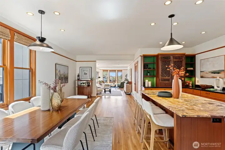 Kitchen and dining areas allow for easy entertaining (upper level 2) Kitchen and dining areas allow for easy entertaining (upper level 2)