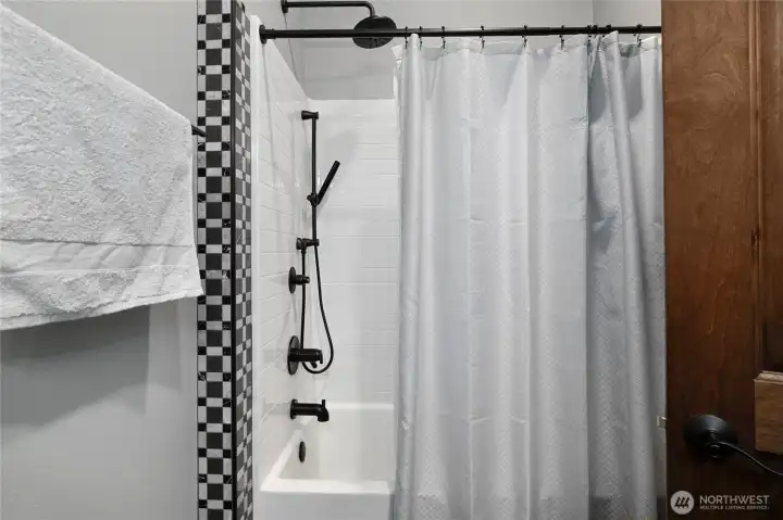Beautifully finished guest bath with high end Delta shower valve featuring temperature & volume control and timeless modern design. Beautifully finished guest bath with high end Delta shower valve featuring temperature & volume control and timeless modern design.