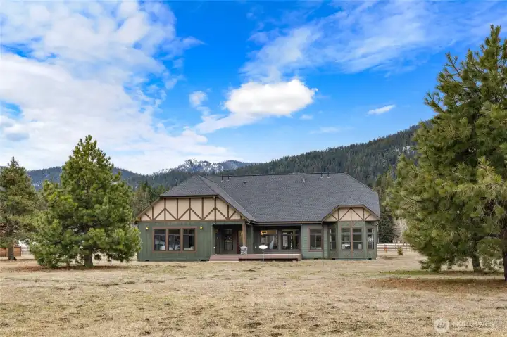 Experience peaceful mountain evenings with breathtaking sunset views and timeless Northwest architecture. Experience peaceful mountain evenings with breathtaking sunset views and timeless Northwest architecture.
