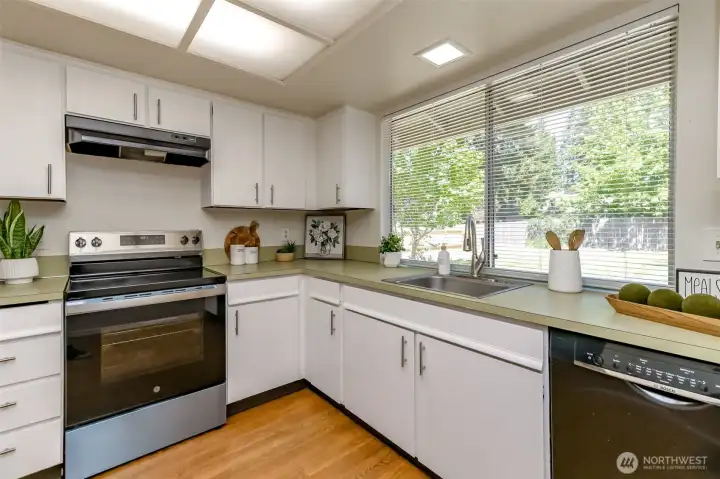 Kitchen - all appliances stay.